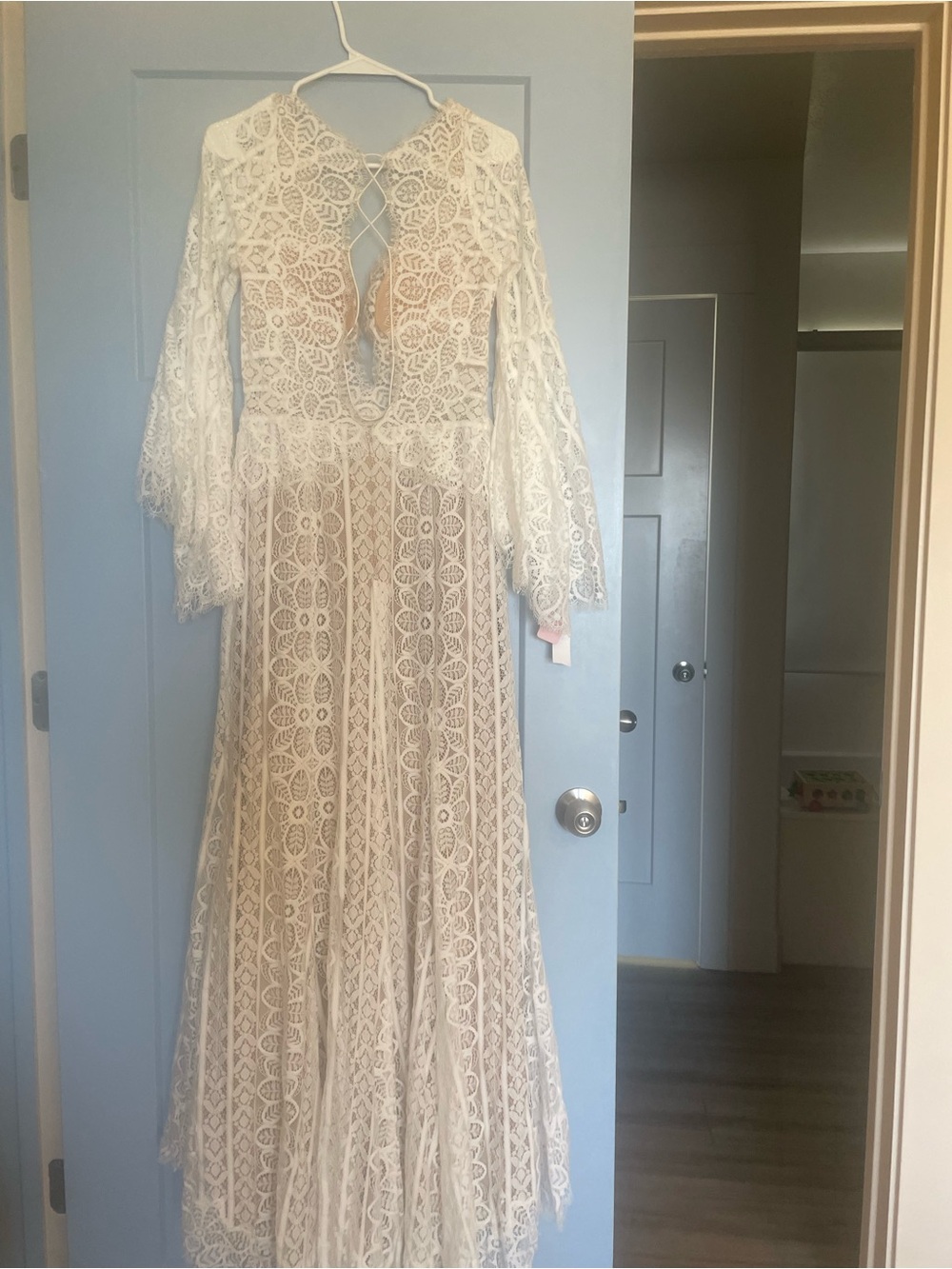 New with tags, boho lace wedding dress - Picture 7 of 15